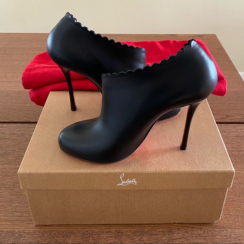 Brand new Louboutin Scalopo 100 shoes.